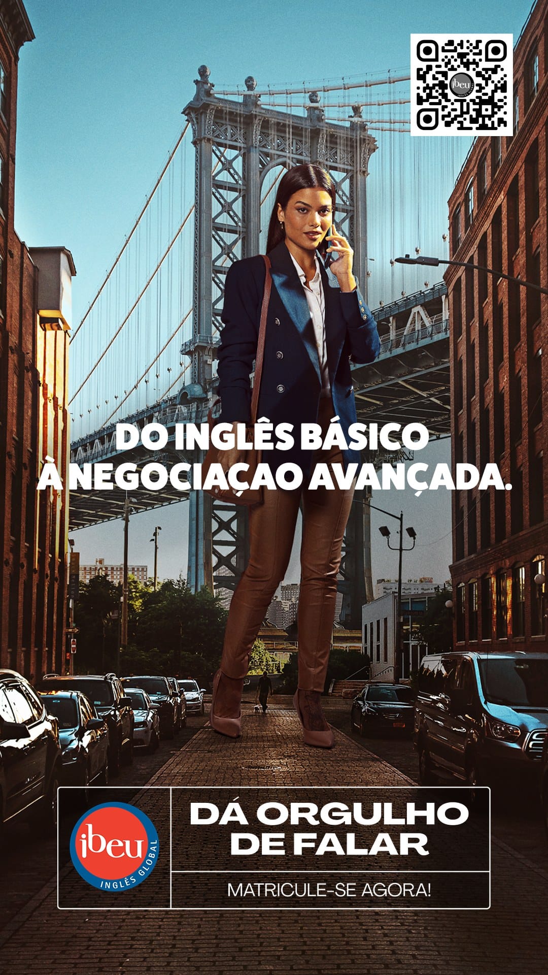 MUB do Ibeu: executiva ao telefone diante da ponte do Brooklyn, com a frase Do inglês básico à negociação avançada