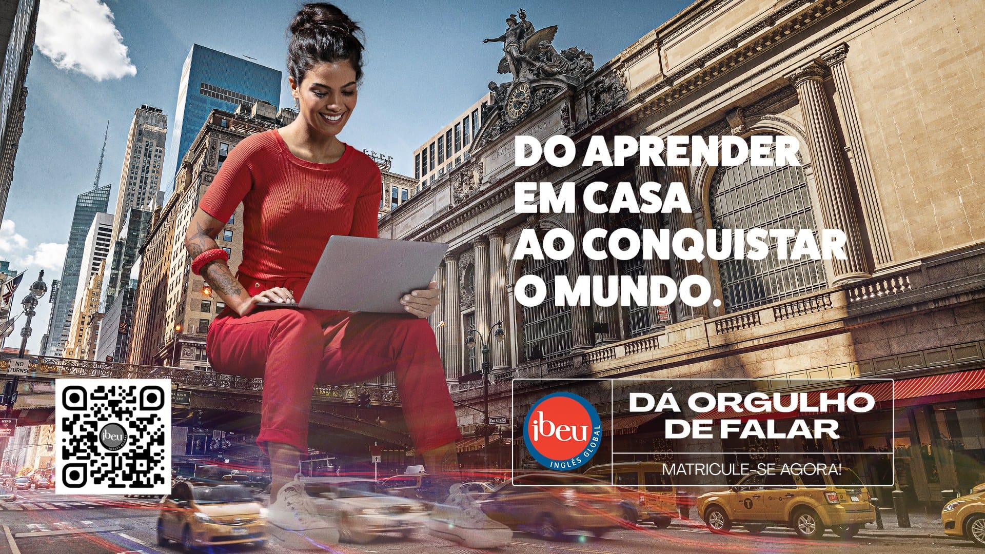 Painel de banca do Ibeu: mulher com notebook diante de uma estação de Nova York, com a frase Do aprender em casa ao conquistar o mundo