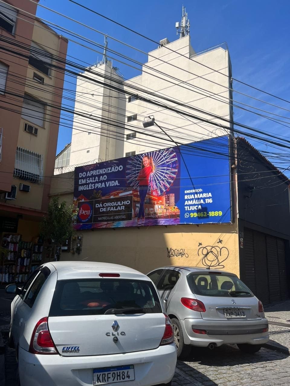Painel do Ibeu na fachada de um prédio, com a frase Do aprendizado em sala ao inglês pra vida