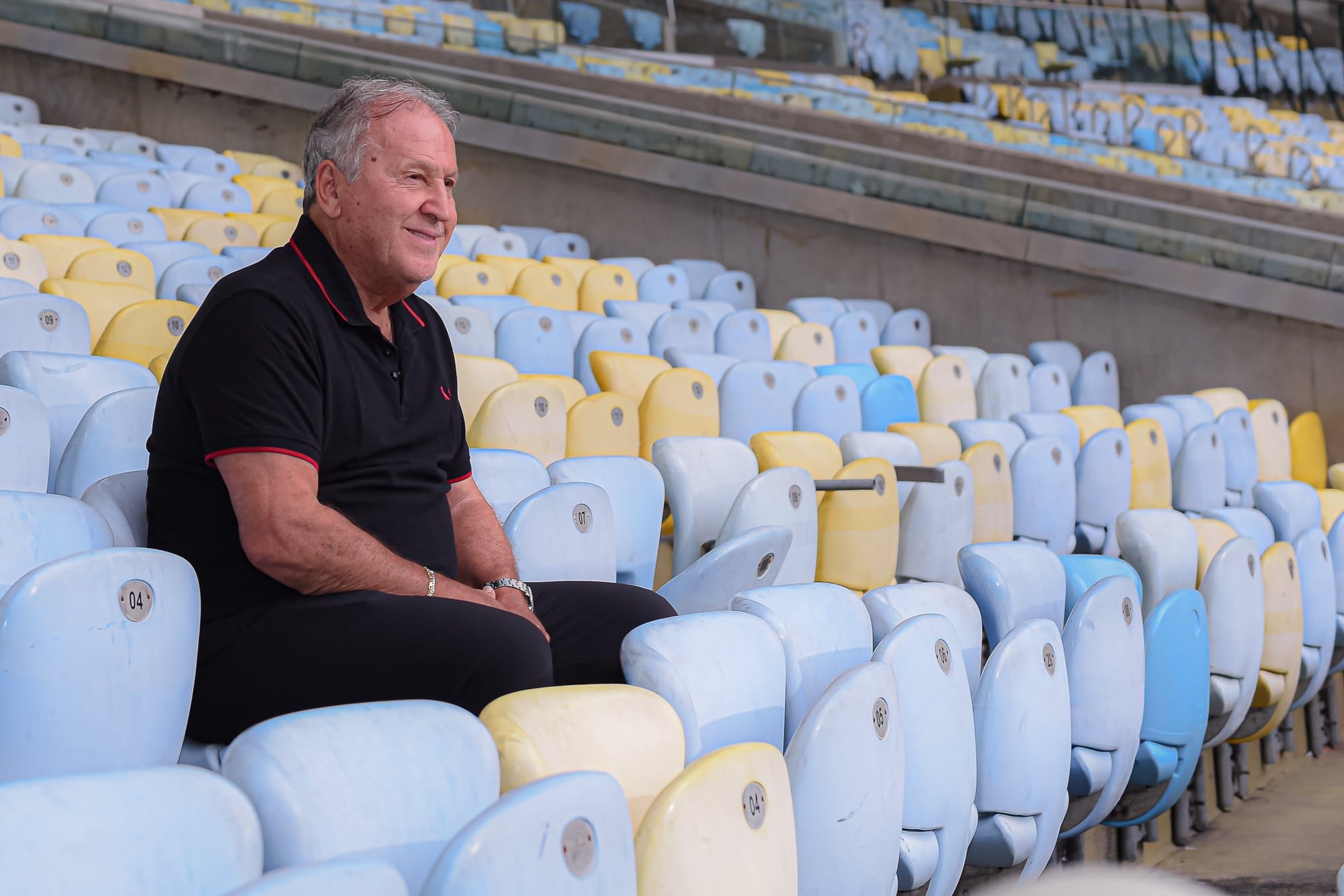 Zico sentado na arquibancada do Maracanã