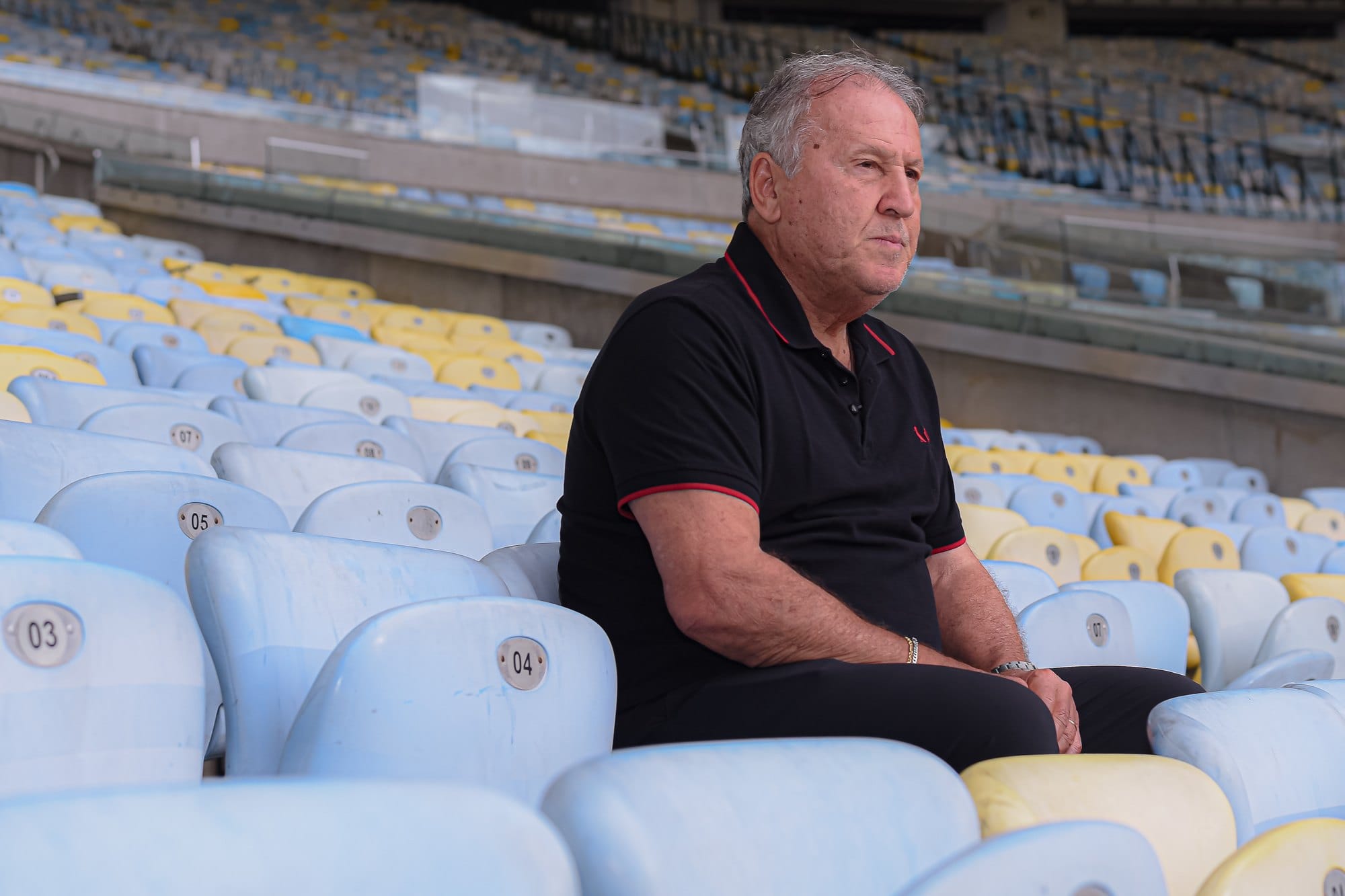 Zico em close, sentado nas cadeiras do Maracanã