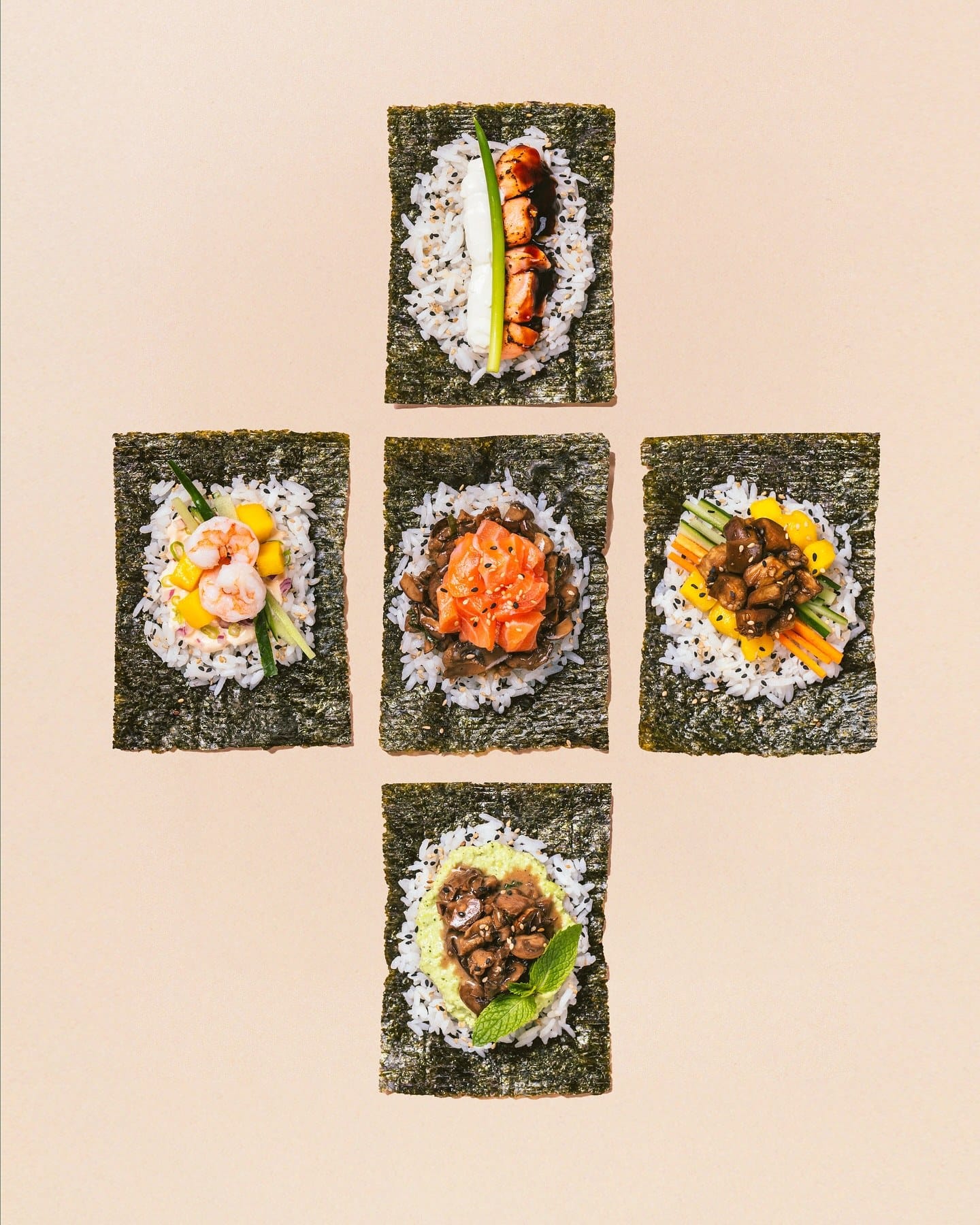 Os cinco sabores de hand roll abertos sobre a alga, vistos de cima