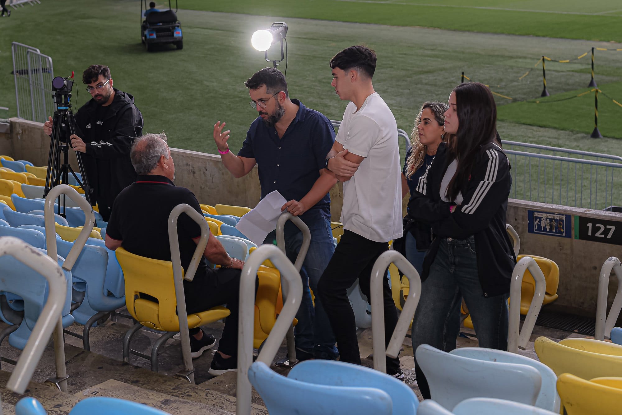 Equipe prepara a gravação com o Zico na arquibancada do Maracanã