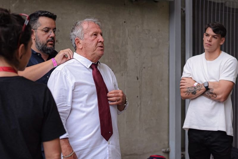 Zico ajusta a gravata antes da gravação