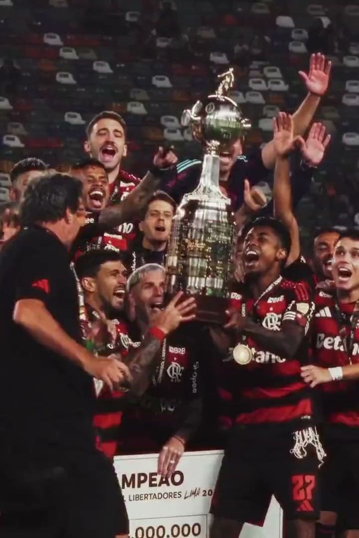 Jogadores do Flamengo reunidos em círculo no gramado, com a frase: a gente está fechado
