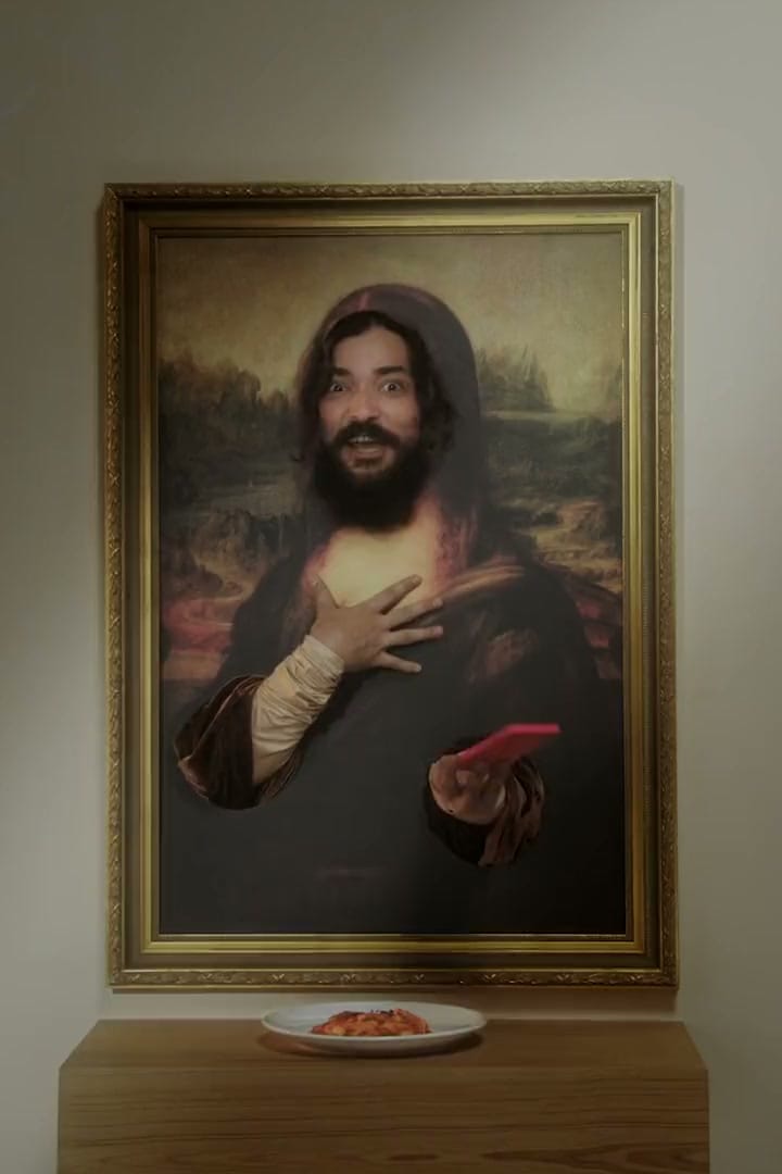 Frame do filme de topo de funil do Mio: paródia da Mona Lisa com o celular na mão