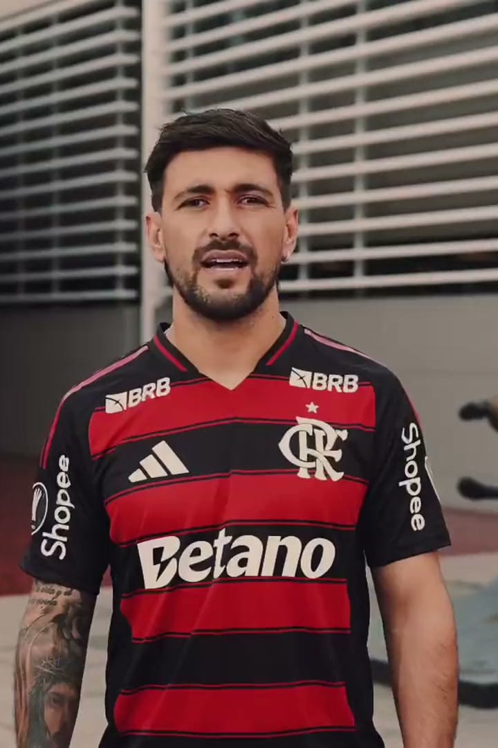 Jogador do Flamengo com a camisa da temporada, no filme conceito da final em Lima