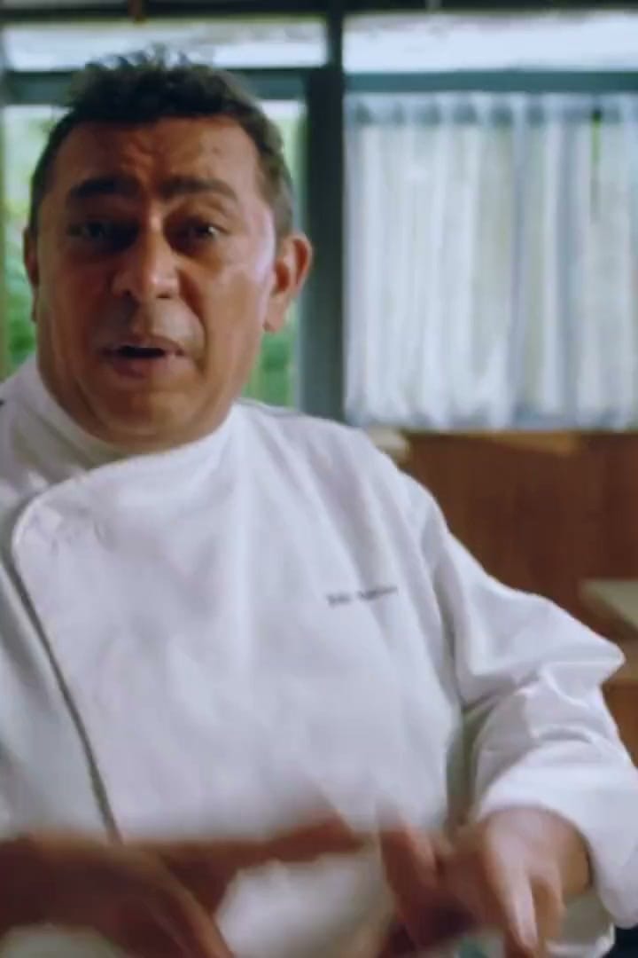 O chef João Batista na cozinha do Spoleto