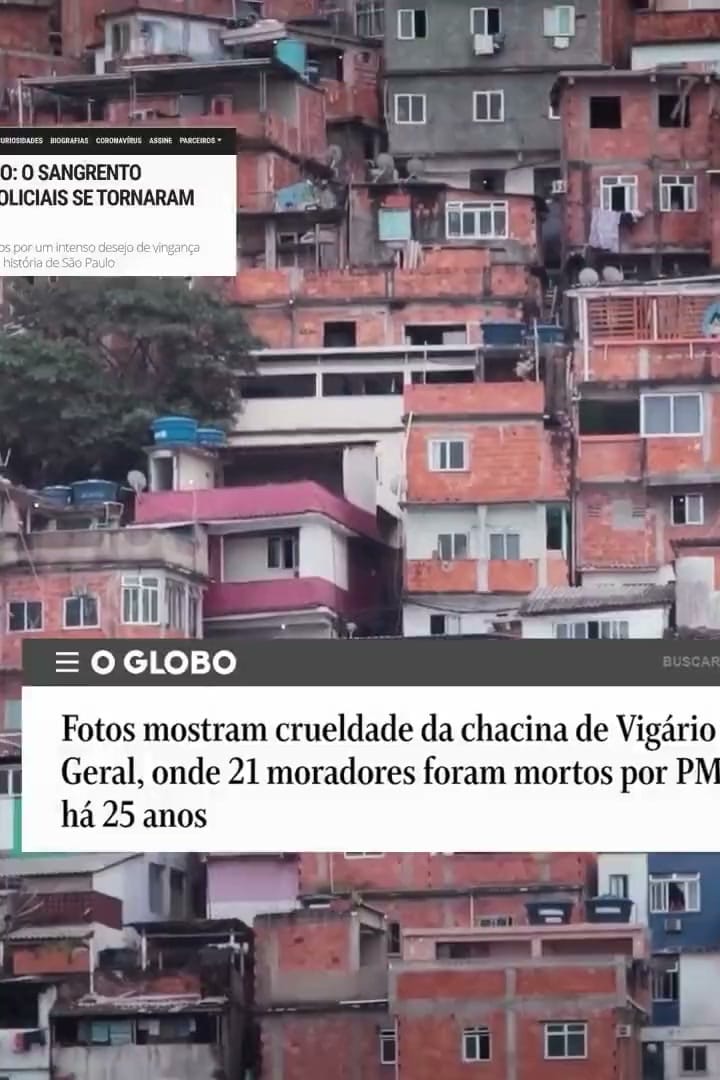 Frame do filme: vista de uma favela com manchetes do G1 e de O Globo sobre chacinas
